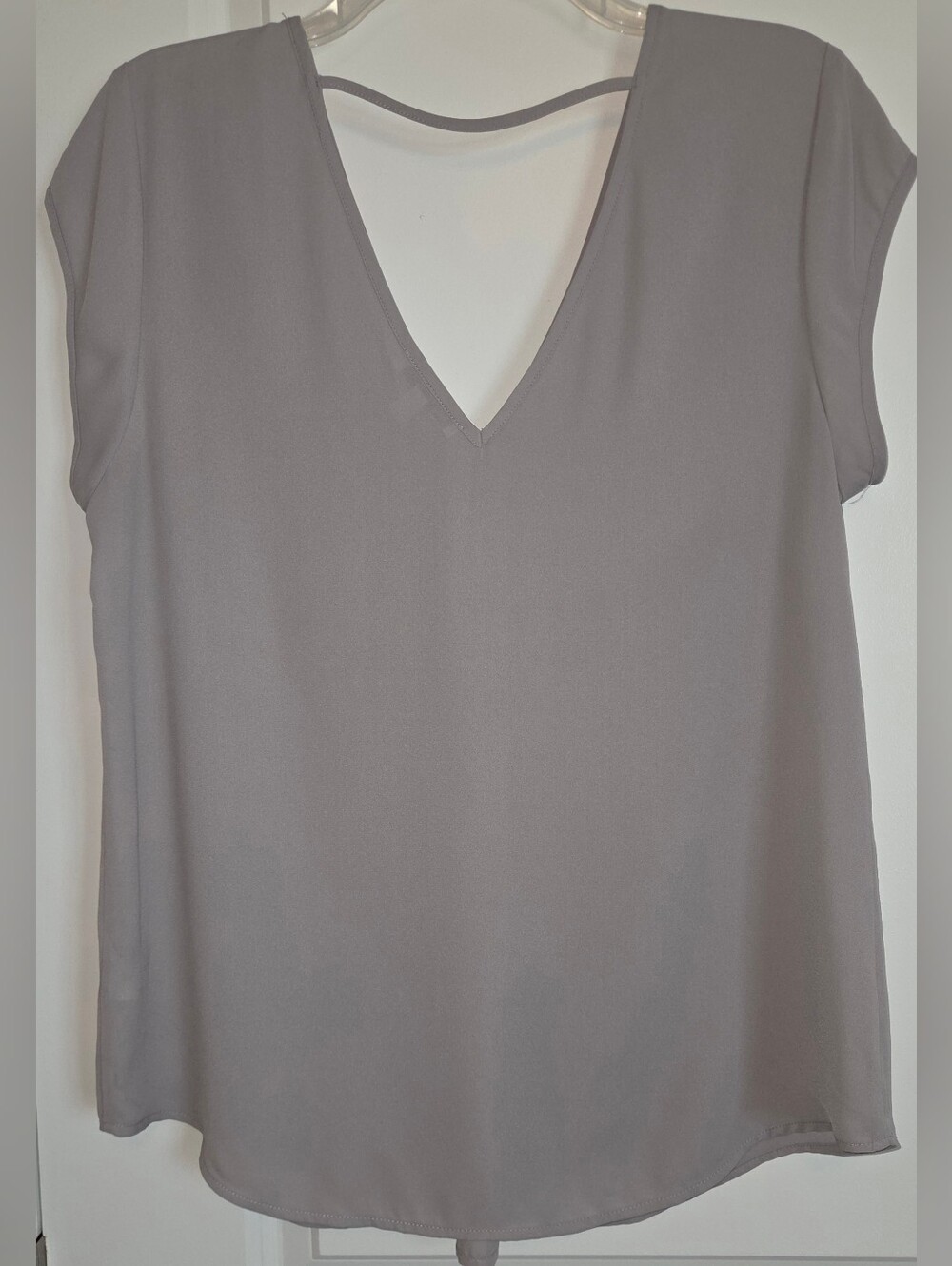 DR2 Grey V-Neck Short Sleeve Blouse Strap Back Inverted Pleat Medium - Picture 2 of 2